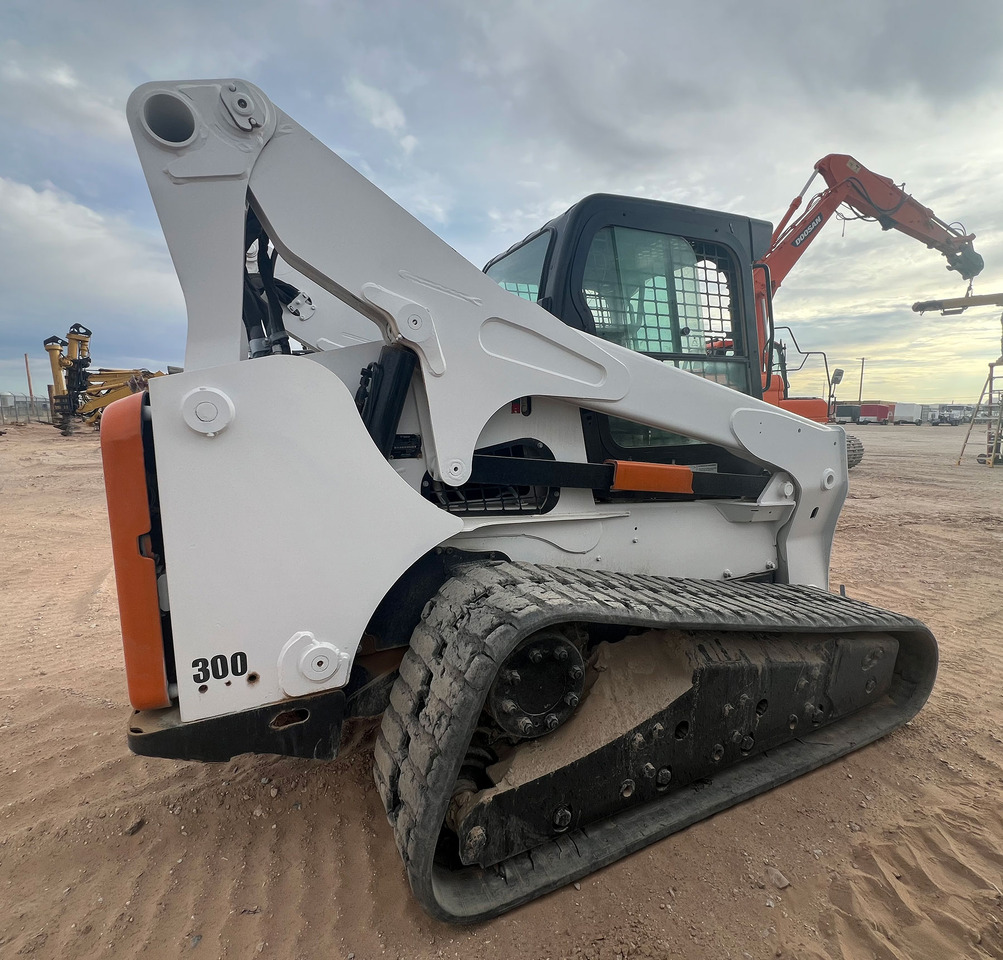 Bobcat T870 - מעמיס היגוי החלקה: תמונה 5 Bobcat T870 - מעמיס היגוי החלקה: תמונה 5