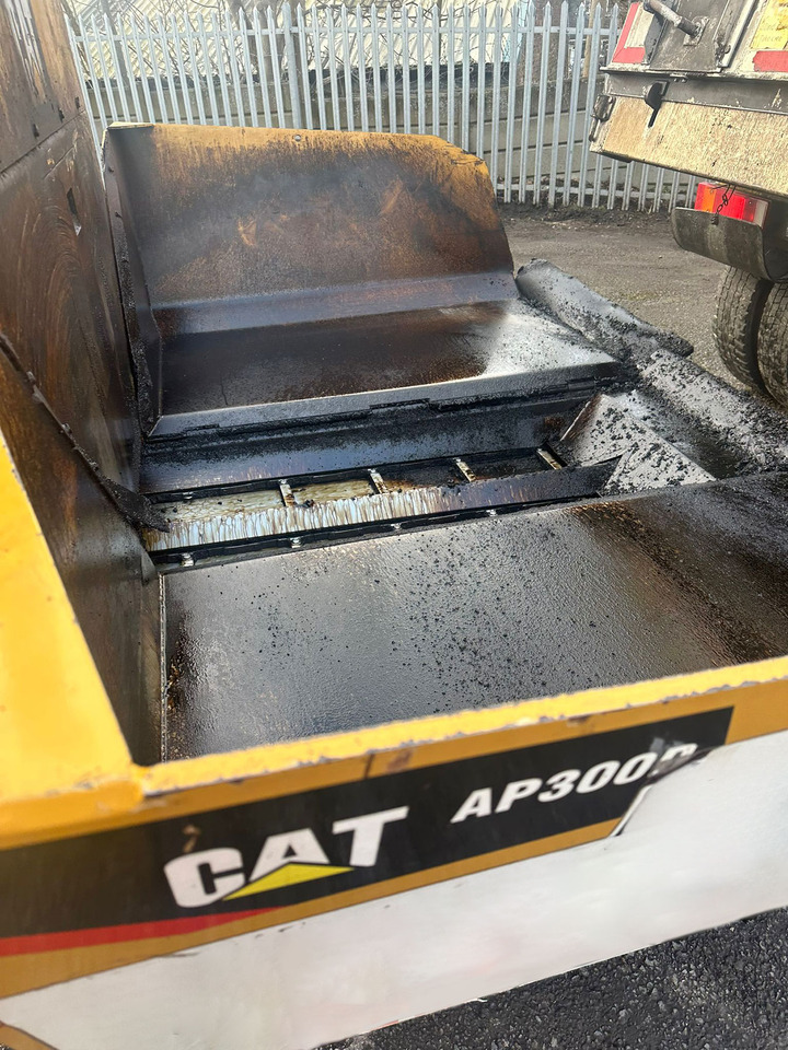 Caterpillar AP300D - מרצף אספלט: תמונה 5 Caterpillar AP300D - מרצף אספלט: תמונה 5
