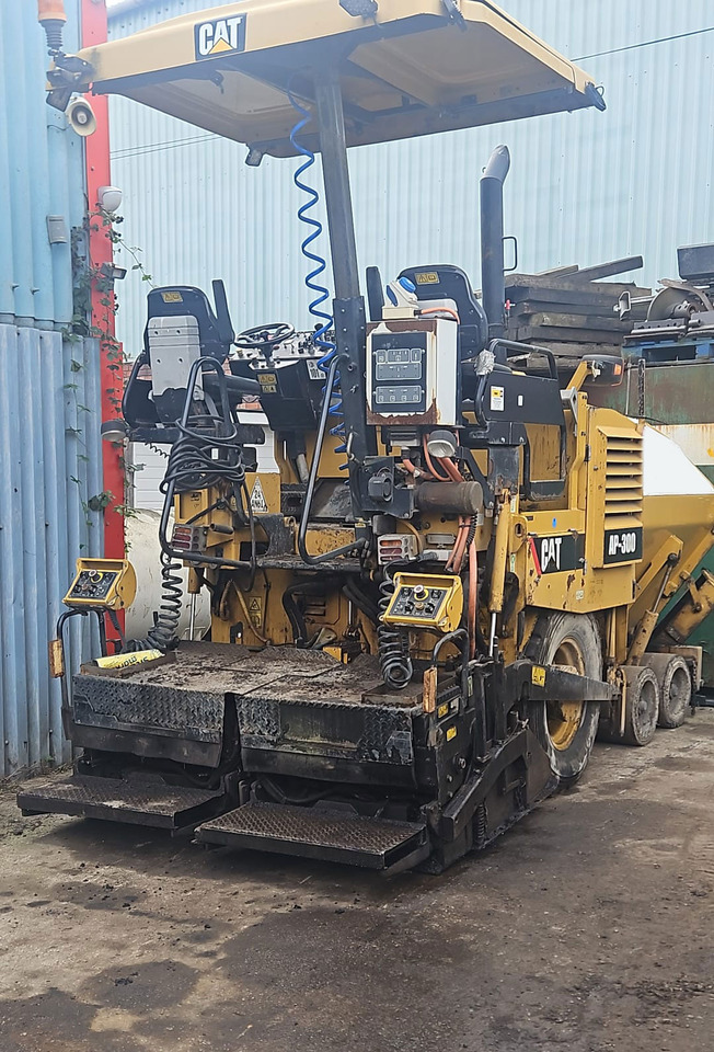 Caterpillar AP300D - מרצף אספלט: תמונה 3 Caterpillar AP300D - מרצף אספלט: תמונה 3