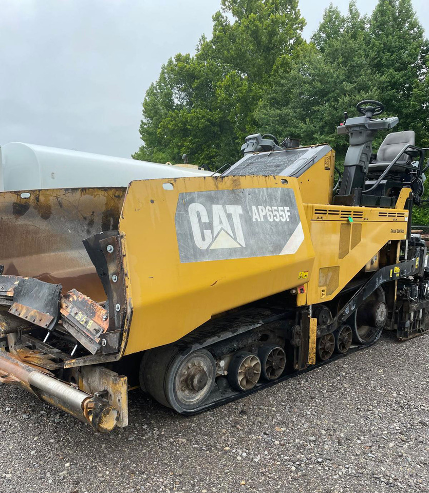 Caterpillar AP655F - מרצף אספלט: תמונה 2 Caterpillar AP655F - מרצף אספלט: תמונה 2