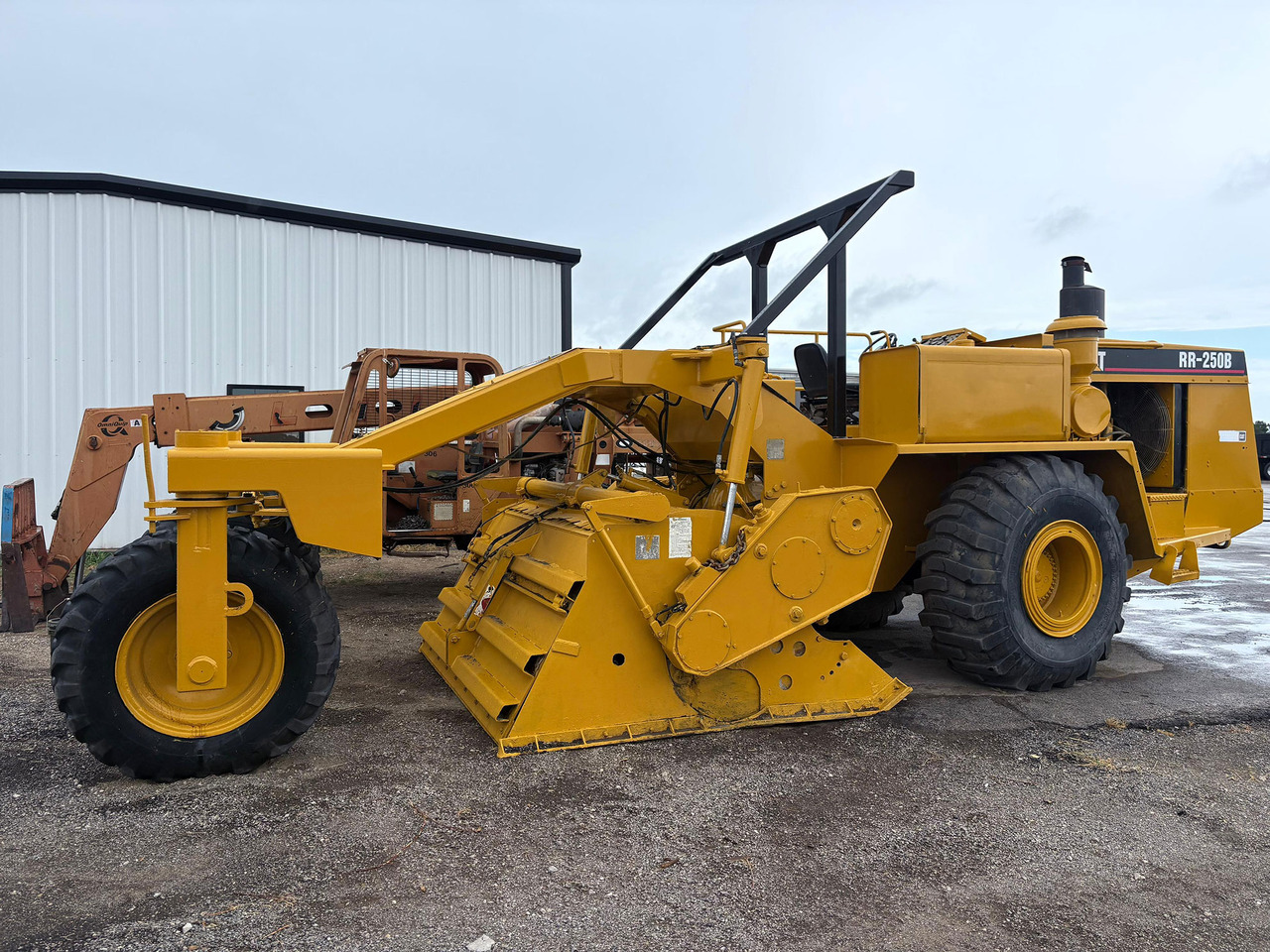 Caterpillar RR-250B - מייצב קרקע: תמונה 2 Caterpillar RR-250B - מייצב קרקע: תמונה 2