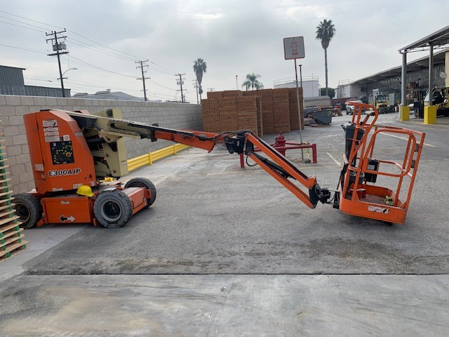 JLG E300AJP - מעמיס גלגלים טלסקופי: תמונה 3 JLG E300AJP - מעמיס גלגלים טלסקופי: תמונה 3
