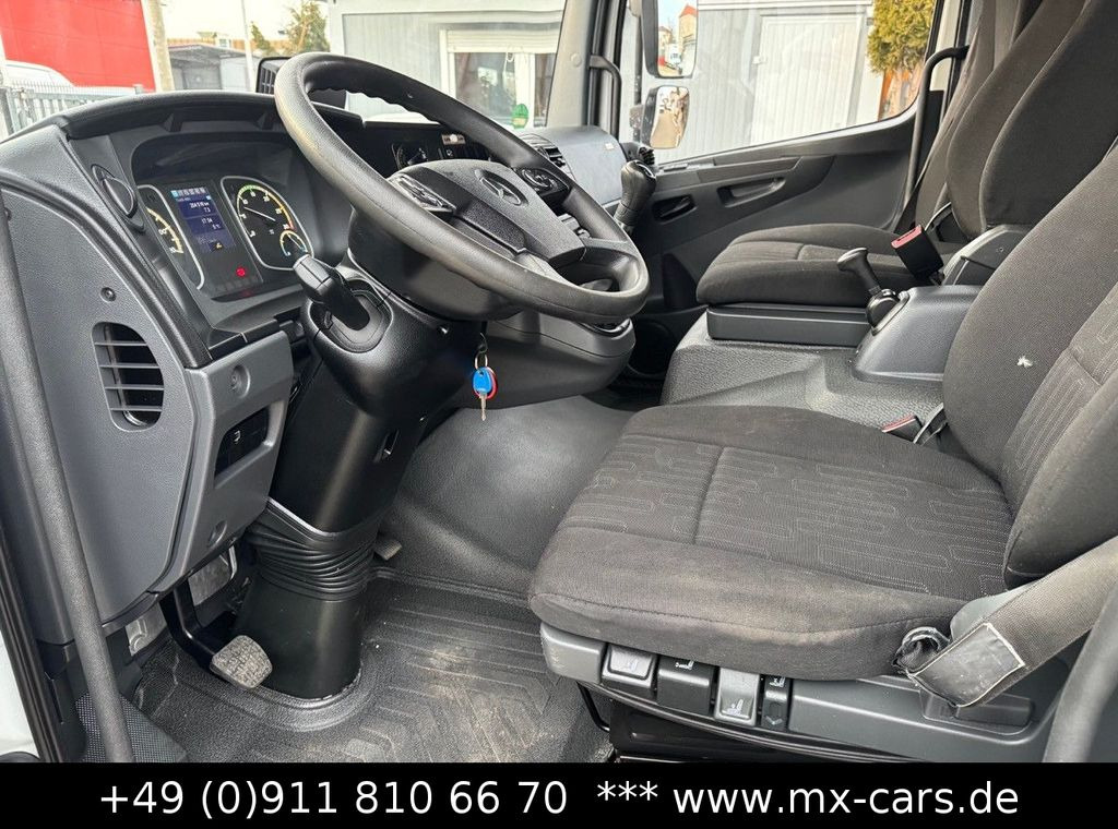 Interior photo 1: כלי רכב מסחרי עם תיבה Mercedes-Benz Atego 818 Möbel Koffer 6,75 m. lang DifferSperre Mercedes-Benz Atego 818 Möbel Koffer 6,75 m lang DifferSperre