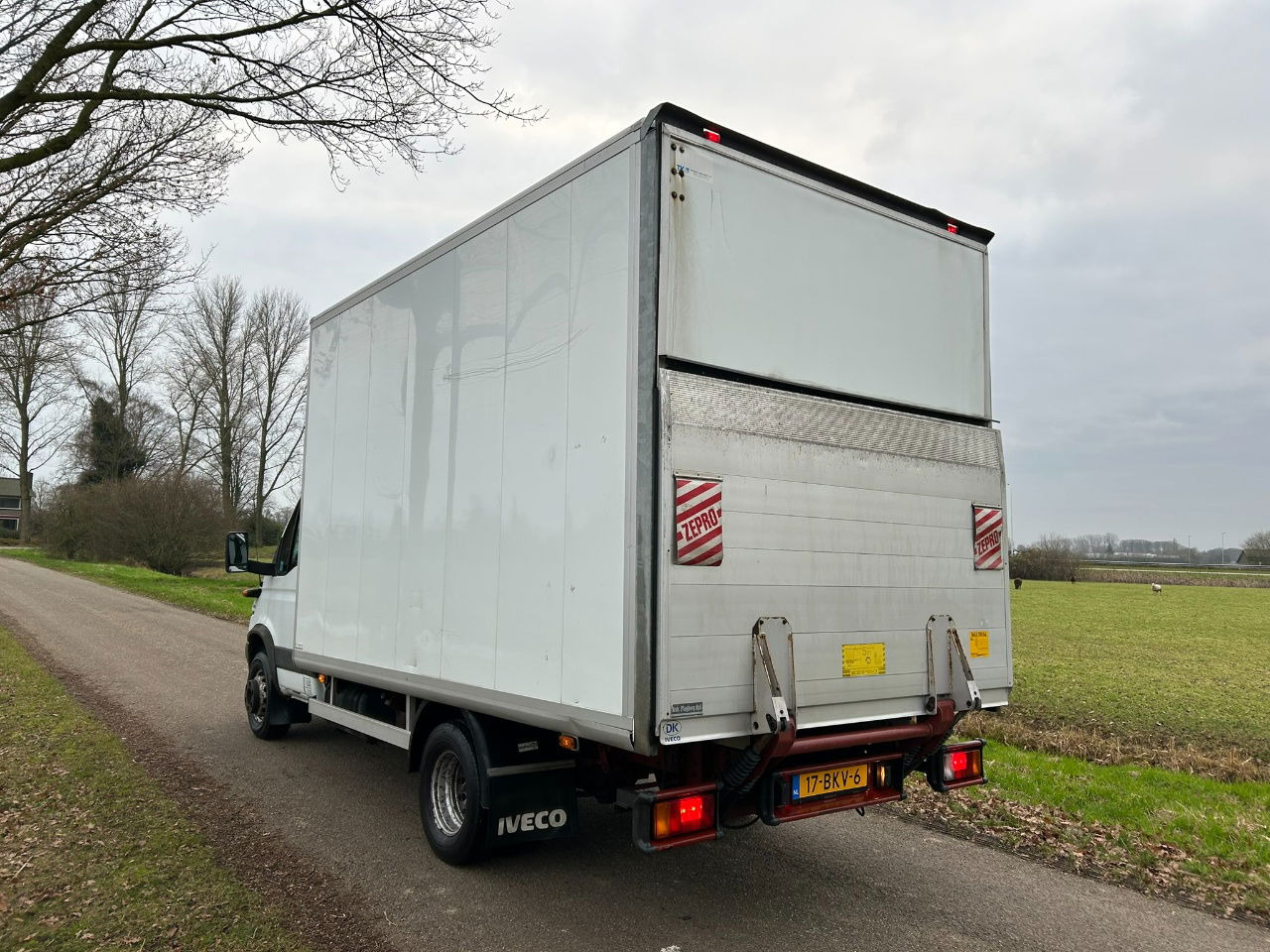 Iveco Daily 65 65 C 15 / laadklep 750 kg / apk 7-2026 / only 82068 km / bak H 237 B 226 L 417 - משאית תיבה: תמונה 4 Iveco Daily 65 65 C 15 / laadklep 750 kg / apk 7-2026 / only 82068 km / bak H 237 B 226 L 417 - משאית תיבה: תמונה 4