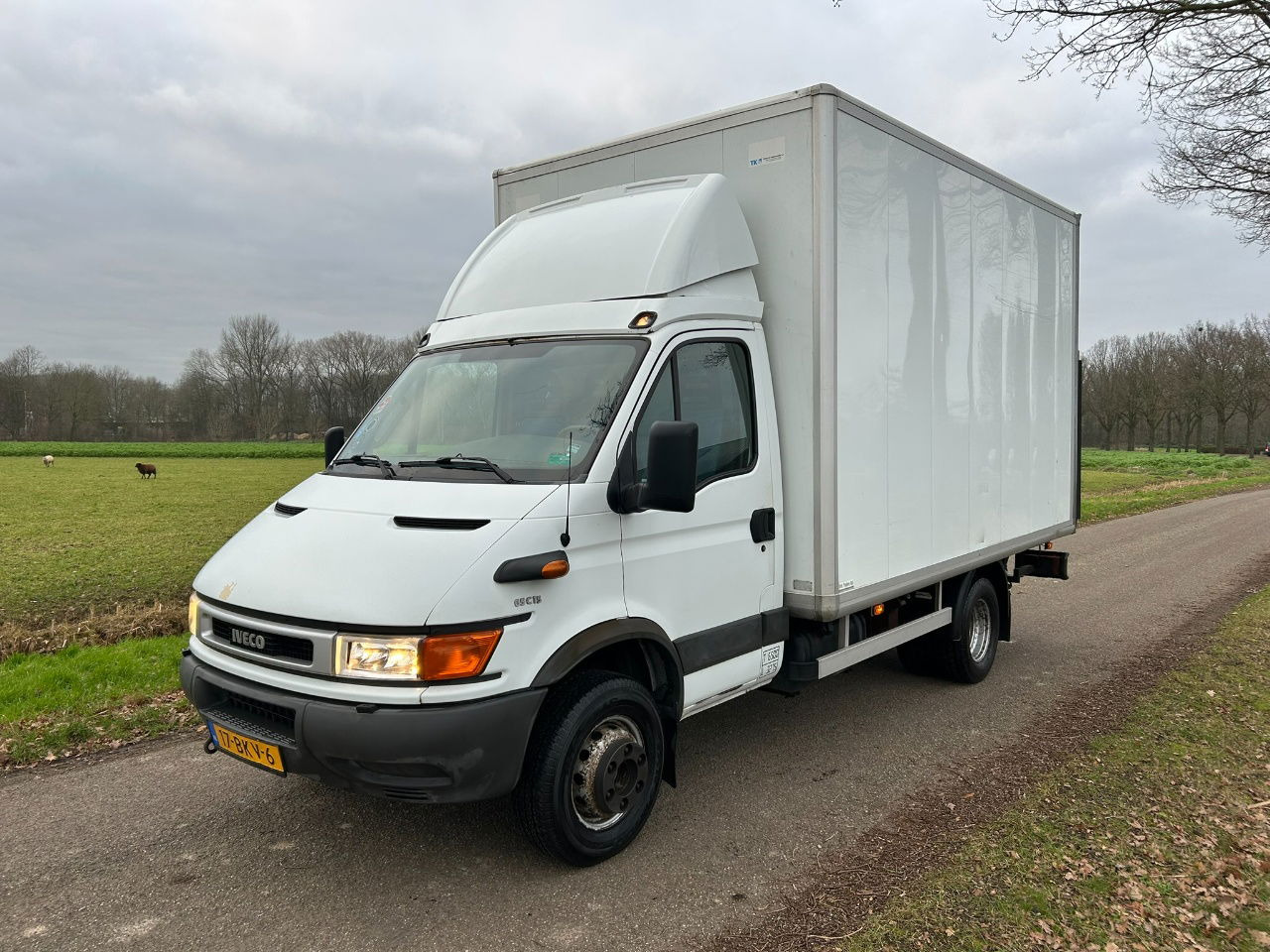 Iveco Daily 65 65 C 15 / laadklep 750 kg / apk 7-2026 / only 82068 km / bak H 237 B 226 L 417 - משאית תיבה: תמונה 1 Iveco Daily 65 65 C 15 / laadklep 750 kg / apk 7-2026 / only 82068 km / bak H 237 B 226 L 417 - משאית תיבה: תמונה 1