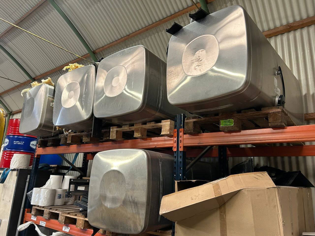 MAN 4 x Man 710 ltr tank orgineel / incl steunen / parts nr 81.12201-6949 160x70 - מכל דלק: תמונה 1 MAN 4 x Man 710 ltr tank orgineel / incl steunen / parts nr 81.12201-6949 160x70 - מכל דלק: תמונה 1