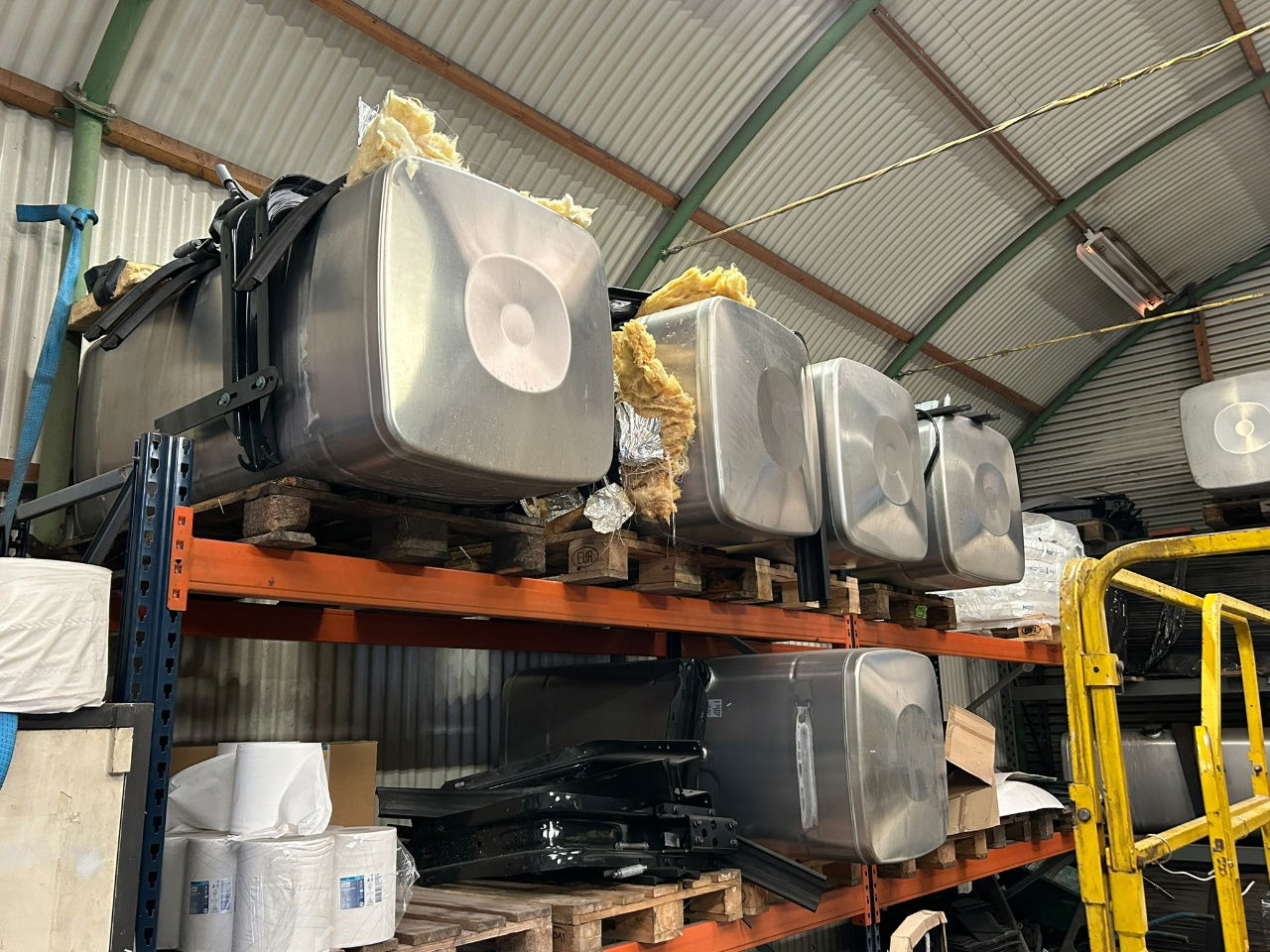 MAN 4 x Man 710 ltr tank orgineel / incl steunen / parts nr 81.12201-6949 160x70 - מכל דלק: תמונה 2 MAN 4 x Man 710 ltr tank orgineel / incl steunen / parts nr 81.12201-6949 160x70 - מכל דלק: תמונה 2