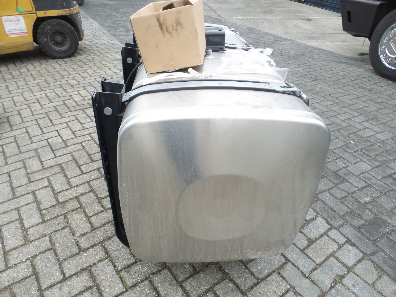 מכל דלק MAN 4 x Man 710 ltr tank orgineel / incl steunen / parts nr 81.12201-6949 160x70: תמונה 7