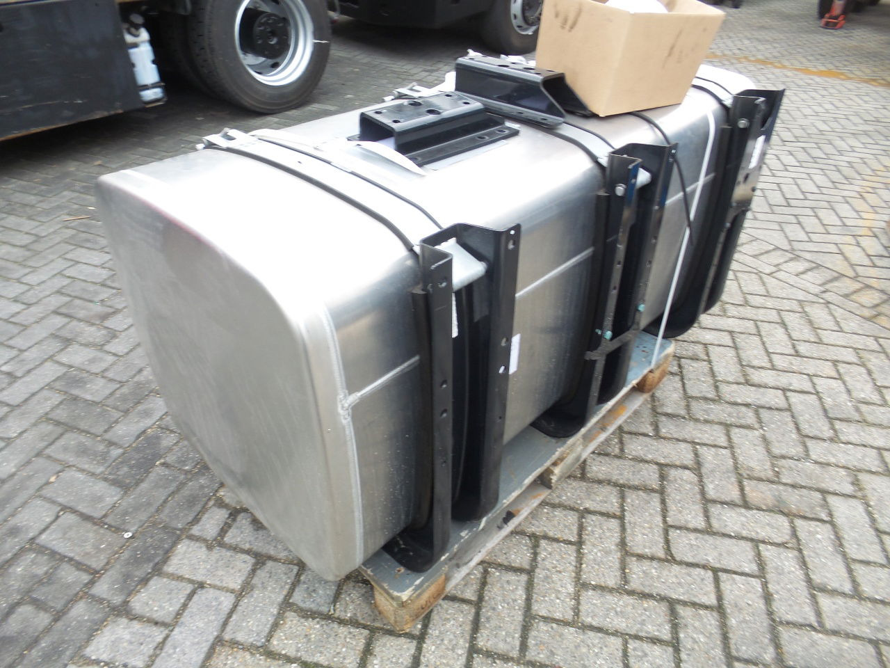 MAN 4 x Man 710 ltr tank orgineel / incl steunen / parts nr 81.12201-6949 160x70 - מכל דלק: תמונה 3 MAN 4 x Man 710 ltr tank orgineel / incl steunen / parts nr 81.12201-6949 160x70 - מכל דלק: תמונה 3