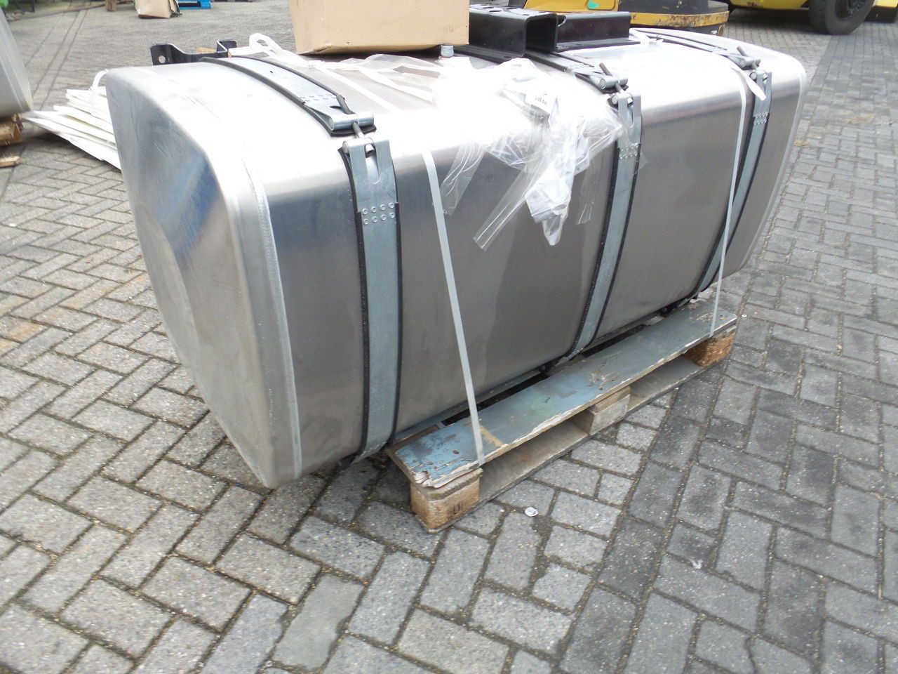 MAN 4 x Man 710 ltr tank orgineel / incl steunen / parts nr 81.12201-6949 160x70 - מכל דלק: תמונה 5 MAN 4 x Man 710 ltr tank orgineel / incl steunen / parts nr 81.12201-6949 160x70 - מכל דלק: תמונה 5