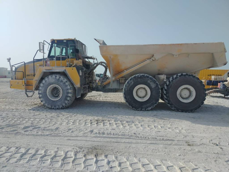 Komatsu HM400-3R (4 pieces available in Abu Dhabi) - מסיר פסולת מפרקי: תמונה 1 Komatsu HM400-3R (4 pieces available in Abu Dhabi) - מסיר פסולת מפרקי: תמונה 1