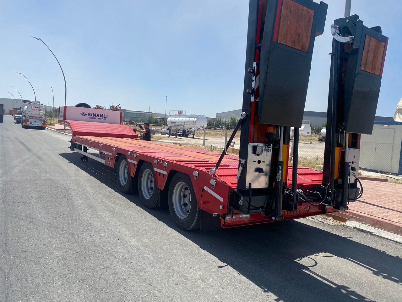 Lowbed Sinan Trailer Lowbed 3 axle - סמיטריילר עם מטען נמוך: תמונה 1 Lowbed Sinan Trailer Lowbed 3 axle - סמיטריילר עם מטען נמוך: תמונה 1