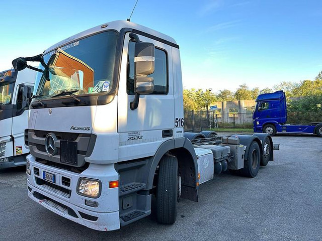Mercedes-Benz ACTROS 2532 - משאית עם שלדת תא: תמונה 2 Mercedes-Benz ACTROS 2532 - משאית עם שלדת תא: תמונה 2
