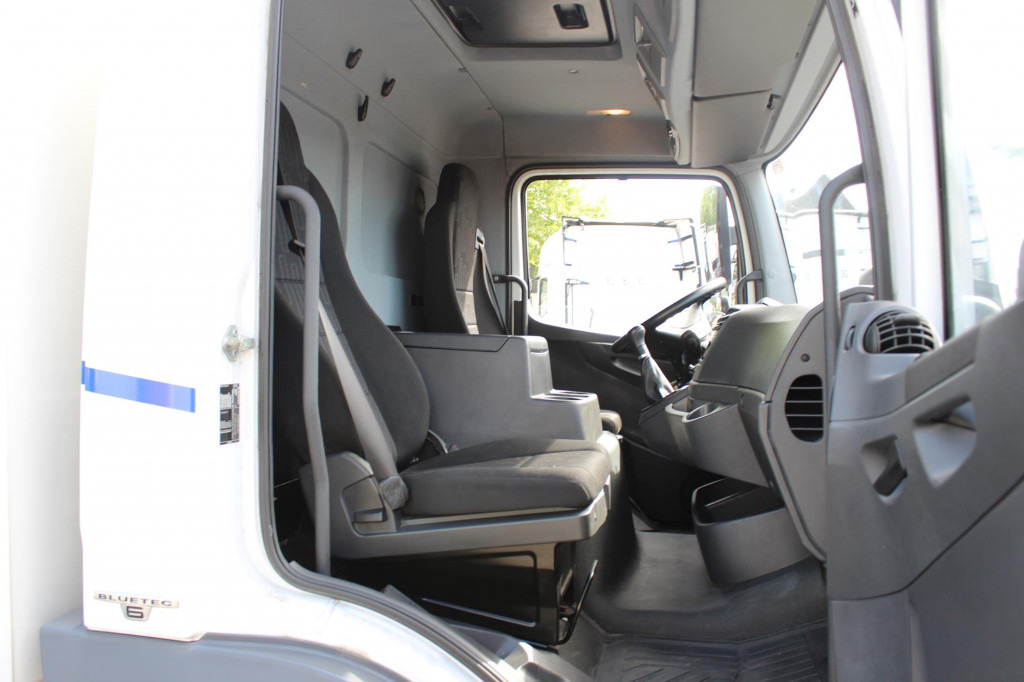 Mercedes-Benz Atego 1221 E6 Koffer Klima LDW Schalter LBW - משאית: תמונה 4 Mercedes-Benz Atego 1221 E6 Koffer Klima LDW Schalter LBW - משאית: תמונה 4