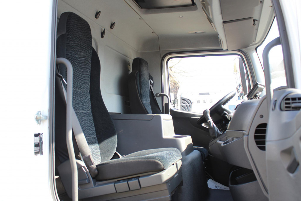 Interior photo 1: משאית Mercedes-Benz Atego 1321 E6  Koffer Klima Kamera Schalter LBW