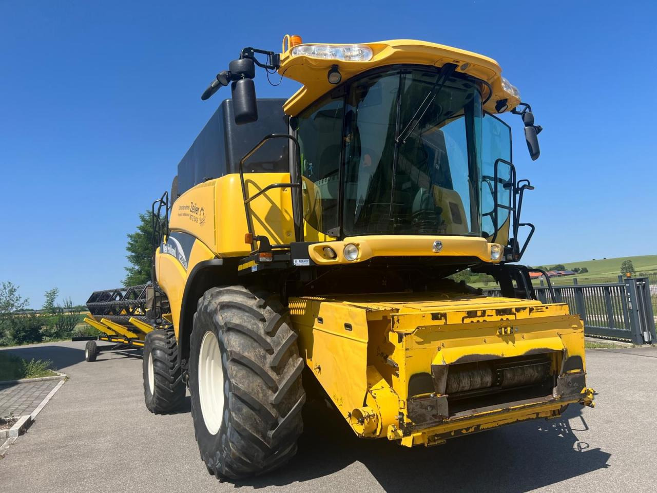 New Holland CR 980, Allrad, Maisausrüstung, Schneidwerk - מקצרת קומבינה: תמונה 3 New Holland CR 980, Allrad, Maisausrüstung, Schneidwerk - מקצרת קומבינה: תמונה 3
