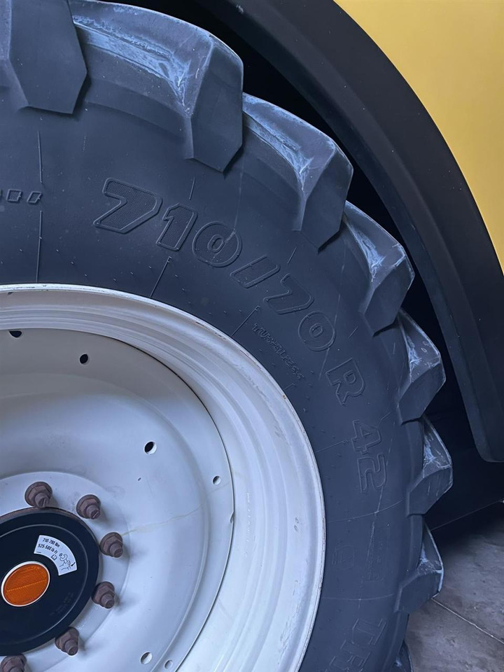 New Holland New Holland CR 9.80 / 710/70R42, Trelleborg und BKT - ראש תבואה: תמונה 2 New Holland New Holland CR 9.80 / 710/70R42, Trelleborg und BKT - ראש תבואה: תמונה 2