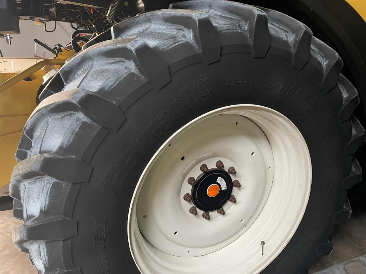 New Holland New Holland CR 9.80 / 710/70R42, Trelleborg und BKT - ראש תבואה: תמונה 3 New Holland New Holland CR 9.80 / 710/70R42, Trelleborg und BKT - ראש תבואה: תמונה 3
