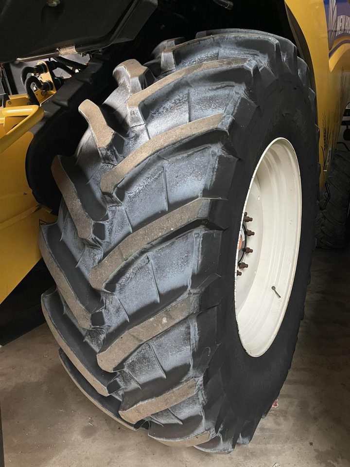 New Holland New Holland CR 9.80 / 710/70R42, Trelleborg und BKT - ראש תבואה: תמונה 4 New Holland New Holland CR 9.80 / 710/70R42, Trelleborg und BKT - ראש תבואה: תמונה 4