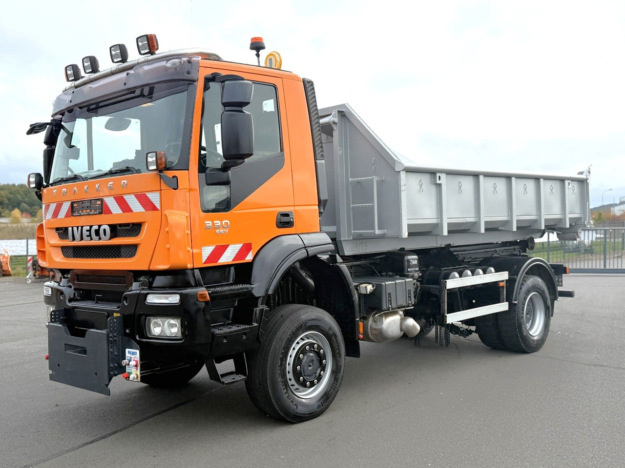 Iveco Trakker 330 EEV Winterdienst Abroll - משאית הרמת וו: תמונה 1 Iveco Trakker 330 EEV Winterdienst Abroll - משאית הרמת וו: תמונה 1
