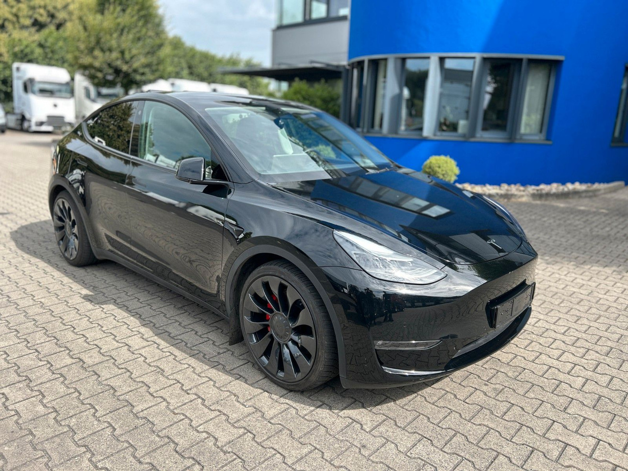 Tesla Model Y Performance Dual AWD - סדאן: תמונה 3 Tesla Model Y Performance Dual AWD - סדאן: תמונה 3