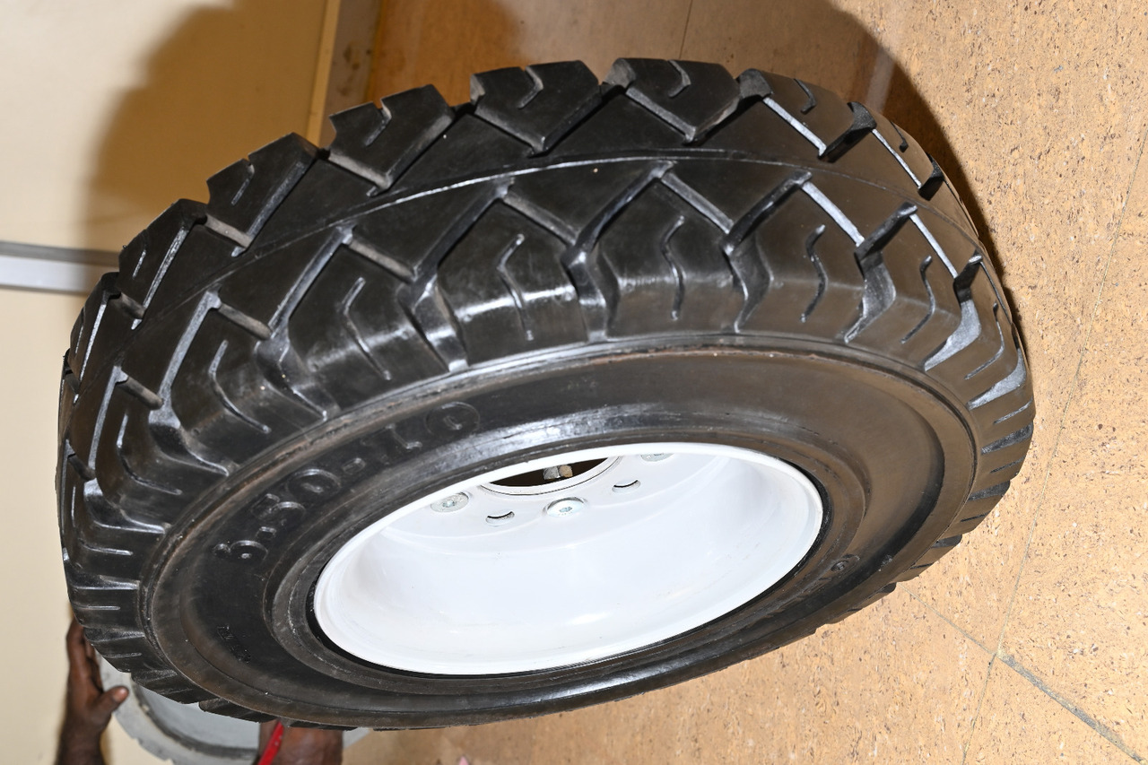 EuroSolid 6.00-9 - גלגלים וצמיגים עבור טרקטור כבודה: תמונה 3 EuroSolid 6.00-9 - גלגלים וצמיגים עבור טרקטור כבודה: תמונה 3