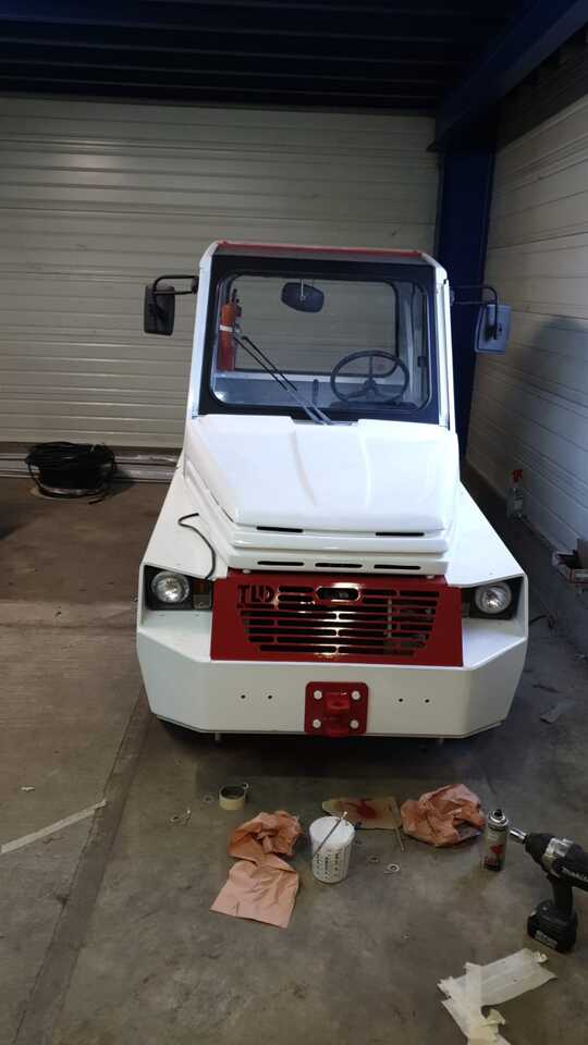 Tractors TLD TMX20 - טרקטור כבודה: תמונה 1 Tractors TLD TMX20 - טרקטור כבודה: תמונה 1