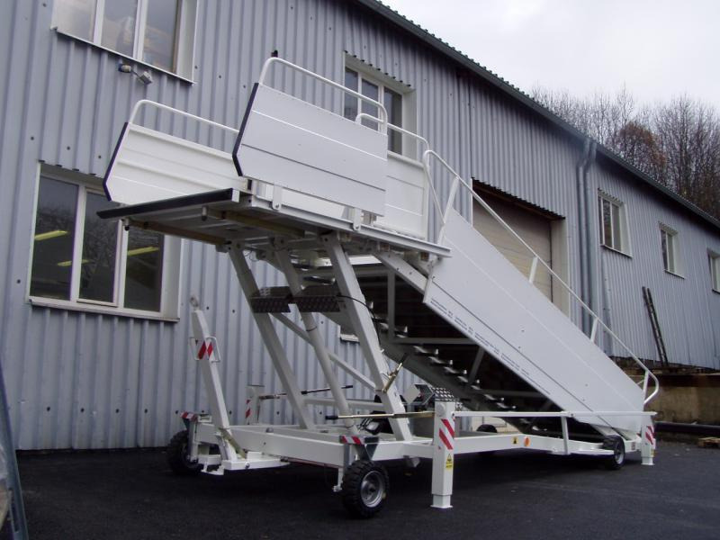 ZODIAC Passenger Stairs 2438 - מדרגות נוסעים: תמונה 1 ZODIAC Passenger Stairs 2438 - מדרגות נוסעים: תמונה 1