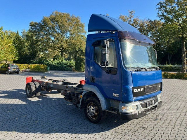 DAF LF 220 FA45.220 LF - משאית עם שלדת תא: תמונה 2 DAF LF 220 FA45.220 LF - משאית עם שלדת תא: תמונה 2