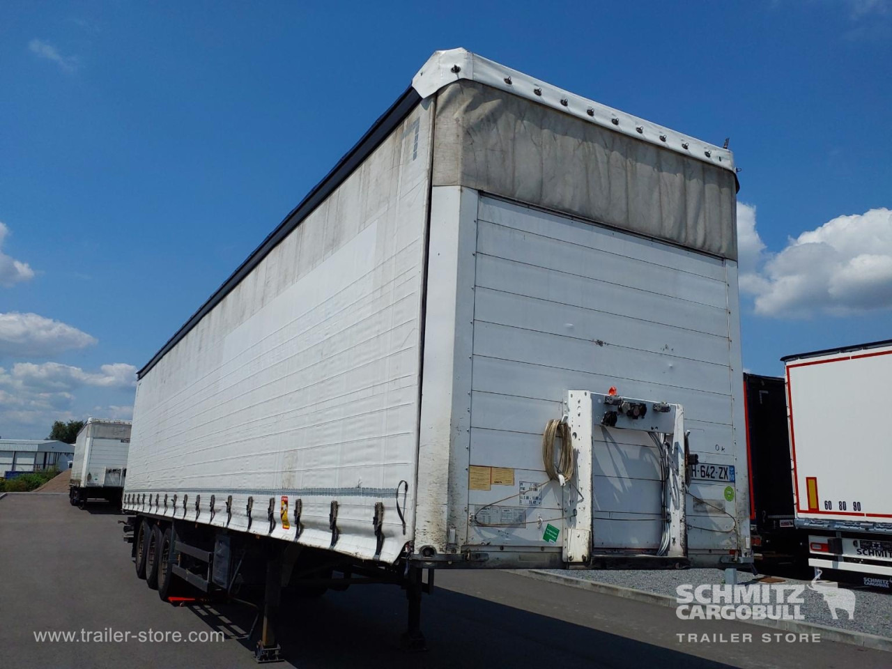SCHMITZ Curtainsider Mega Taillift - סמיטריילר עם וילונות צד: תמונה 1 SCHMITZ Curtainsider Mega Taillift - סמיטריילר עם וילונות צד: תמונה 1