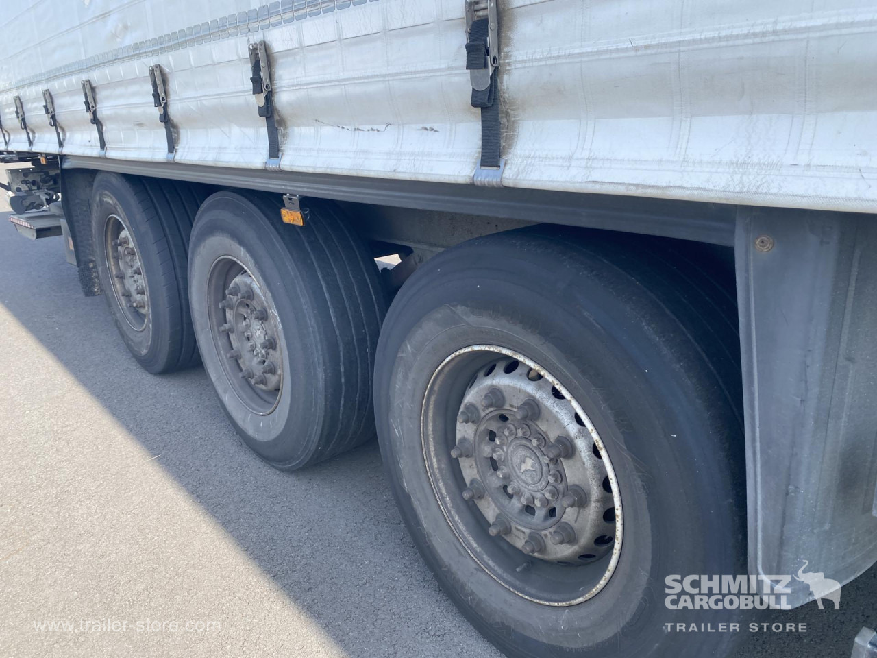 SCHMITZ Curtainsider Mega Taillift - סמיטריילר עם וילונות צד: תמונה 3 SCHMITZ Curtainsider Mega Taillift - סמיטריילר עם וילונות צד: תמונה 3