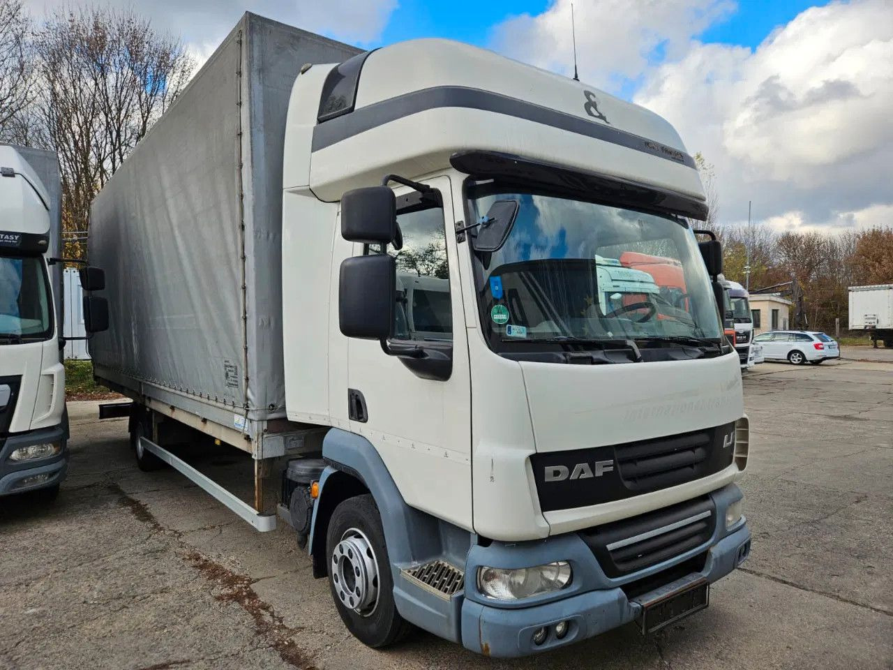 DAF LF 45.210 12t Euro5 EEV - משאית וילונות צד: תמונה 2 DAF LF 45.210 12t Euro5 EEV - משאית וילונות צד: תמונה 2