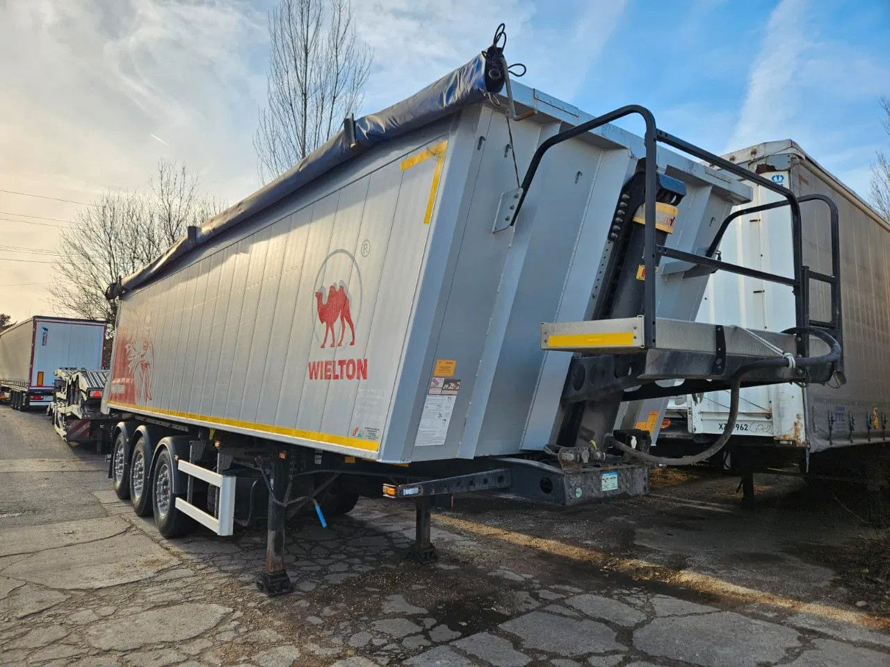 Wielton NW-3 38m3 Lifting Axle, Alloy w. 2 units in stoc - סמיטריילר עם מזהיר: תמונה 1 Wielton NW-3 38m3 Lifting Axle, Alloy w. 2 units in stoc - סמיטריילר עם מזהיר: תמונה 1