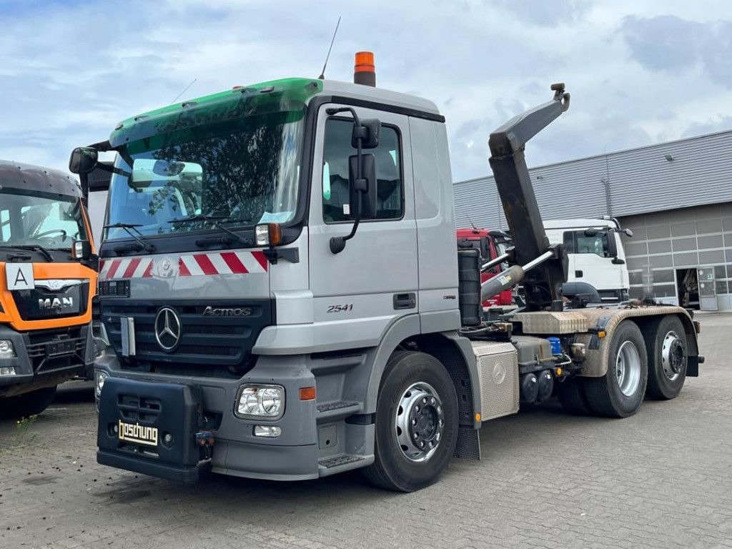 Mercedes-Benz Actros 2641 L 6x2 Abrollkipper 159TKM kuz.Radsta - משאית הרמת וו: תמונה 1 Mercedes-Benz Actros 2641 L 6x2 Abrollkipper 159TKM kuz.Radsta - משאית הרמת וו: תמונה 1