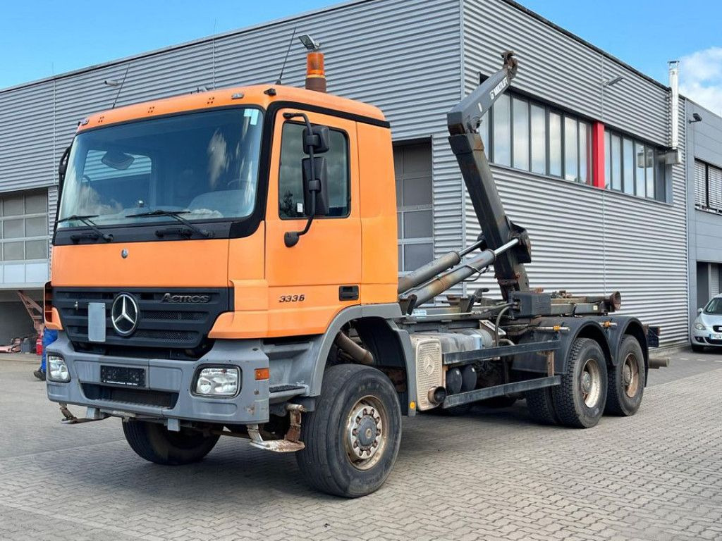 Mercedes-Benz Actros 3336 AK 6x6 Abrollkipper org. nur 84TKM - משאית הרמת וו: תמונה 1 Mercedes-Benz Actros 3336 AK 6x6 Abrollkipper org. nur 84TKM - משאית הרמת וו: תמונה 1