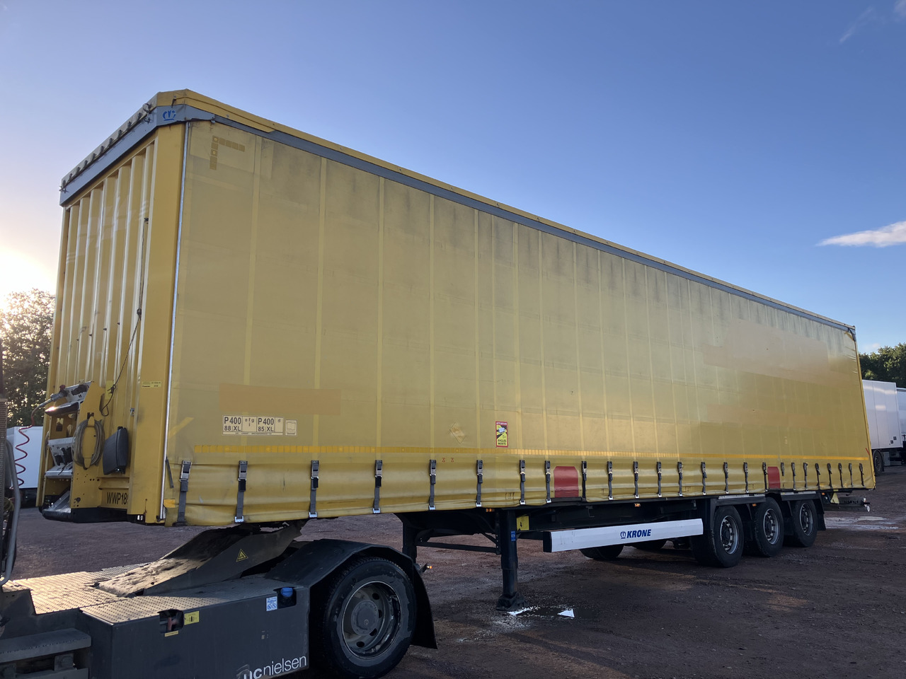 KRONE MEGA CURTAIN - LIFTING ROOF - HUCKEPACK - סמיטריילר עם וילונות צד: תמונה 1 KRONE MEGA CURTAIN - LIFTING ROOF - HUCKEPACK - סמיטריילר עם וילונות צד: תמונה 1