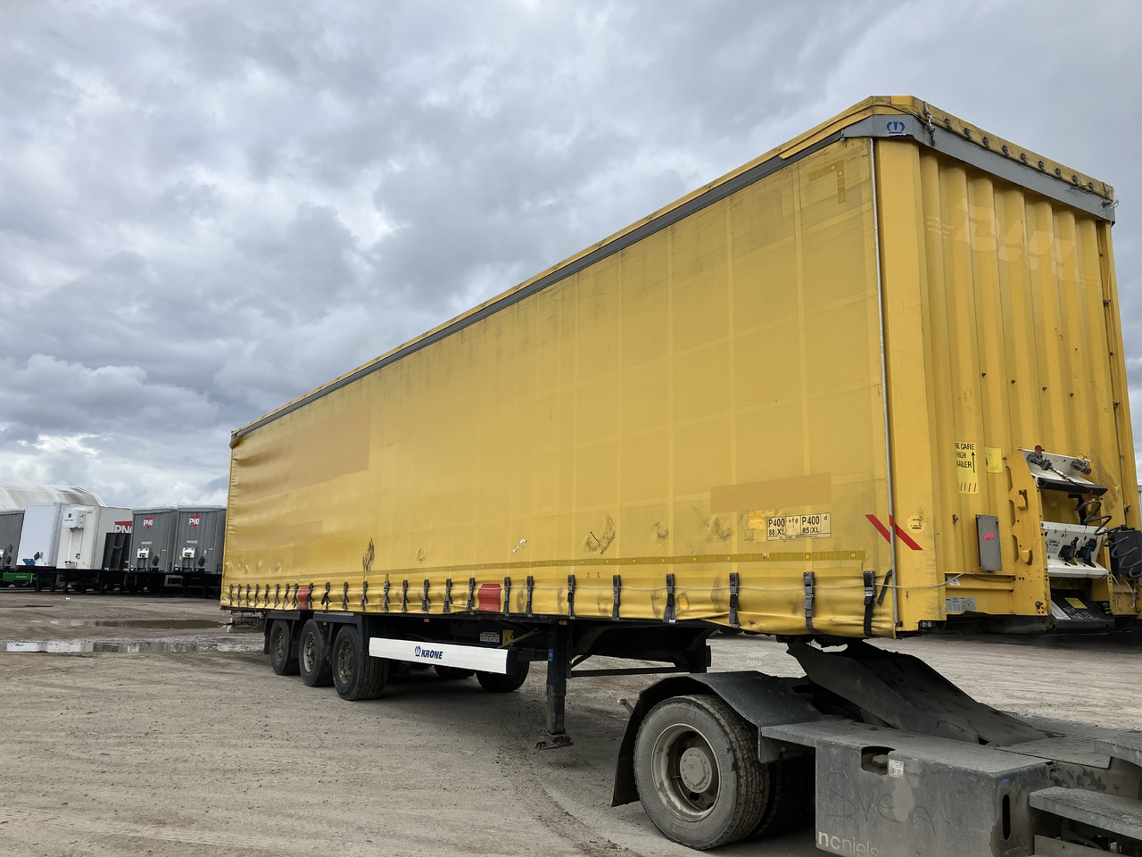 KRONE MEGA CURTAIN - LIFTING ROOF - HUCKEPACK - סמיטריילר עם וילונות צד: תמונה 1 KRONE MEGA CURTAIN - LIFTING ROOF - HUCKEPACK - סמיטריילר עם וילונות צד: תמונה 1