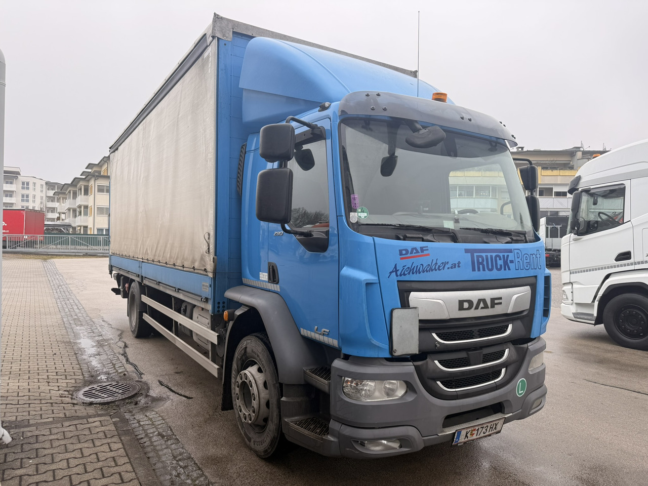 DAF LF 290 Pritschenaufbau Ladebordwand AHK - משאית וילונות צד: תמונה 2 DAF LF 290 Pritschenaufbau Ladebordwand AHK - משאית וילונות צד: תמונה 2