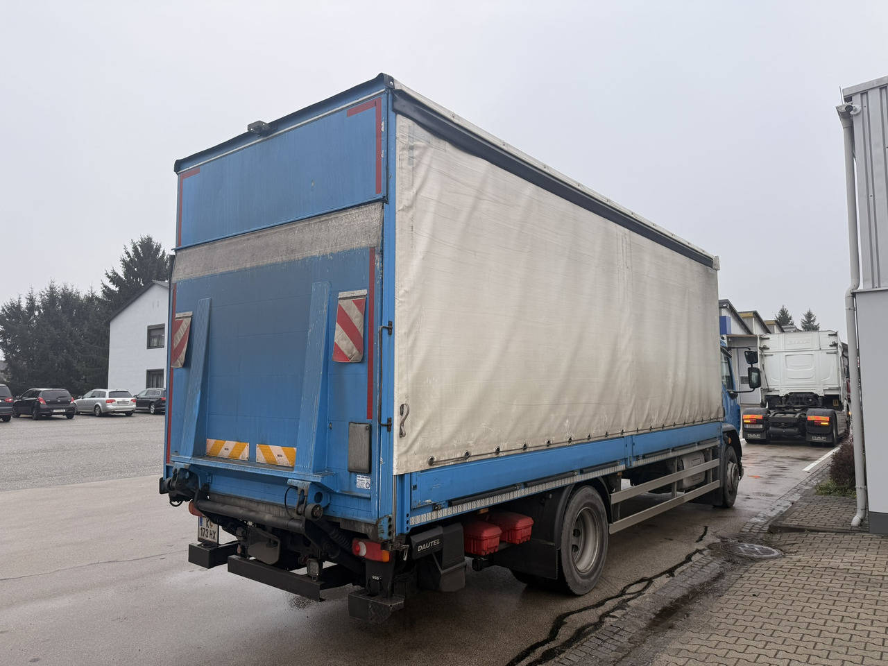 DAF LF 290 Pritschenaufbau Ladebordwand AHK - משאית וילונות צד: תמונה 3 DAF LF 290 Pritschenaufbau Ladebordwand AHK - משאית וילונות צד: תמונה 3