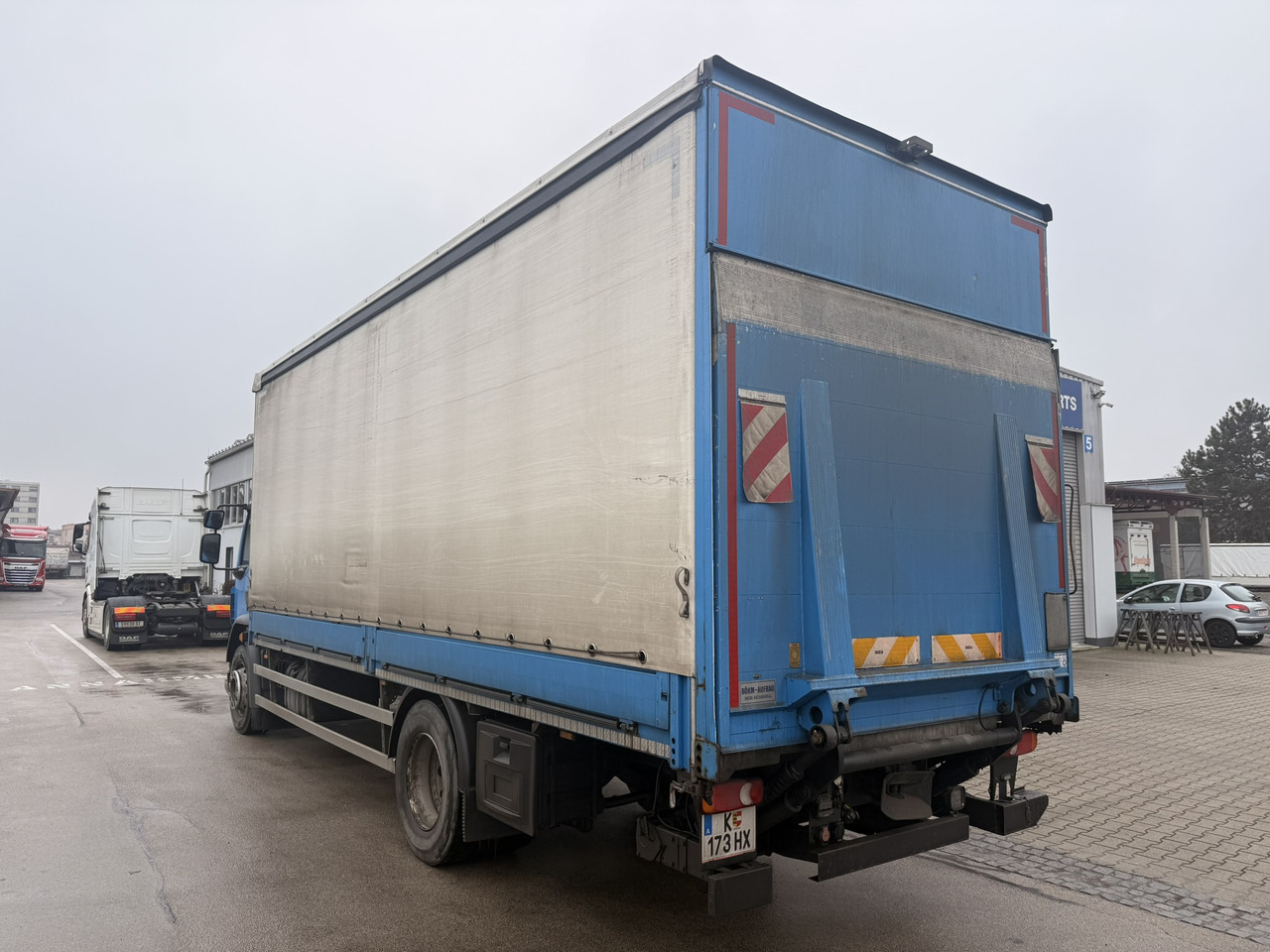 DAF LF 290 Pritschenaufbau Ladebordwand AHK - משאית וילונות צד: תמונה 4 DAF LF 290 Pritschenaufbau Ladebordwand AHK - משאית וילונות צד: תמונה 4