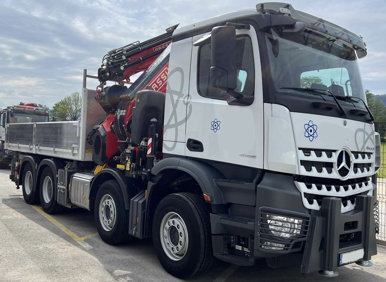 MERCEDES-BENZ Hiab Palfinger Fassi F990-8 JIB-6 - משאית מנוף: תמונה 1 MERCEDES-BENZ Hiab Palfinger Fassi F990-8 JIB-6 - משאית מנוף: תמונה 1