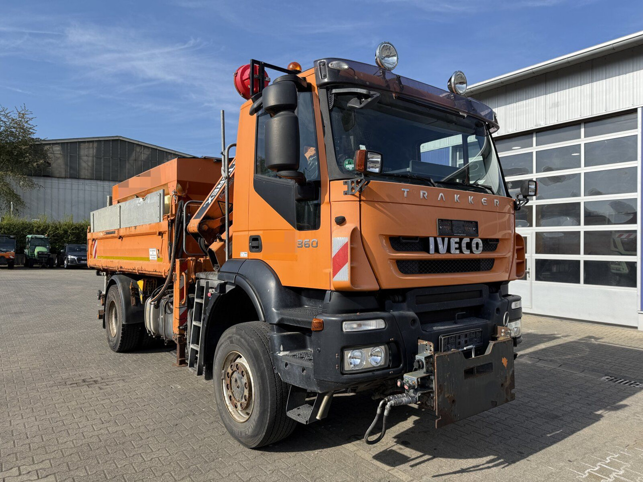 Iveco TRAKKER Kipper Kran TEREX 85.2 Salzstreuer - מזהיר, משאית מנוף: תמונה 1 Iveco TRAKKER Kipper Kran TEREX 85.2 Salzstreuer - מזהיר, משאית מנוף: תמונה 1