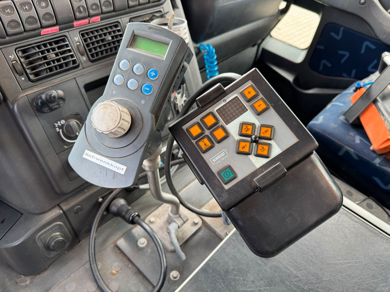 משאית מנוף Iveco TRAKKER Kipper Kran TEREX 85.2 Winterdienst: תמונה 27