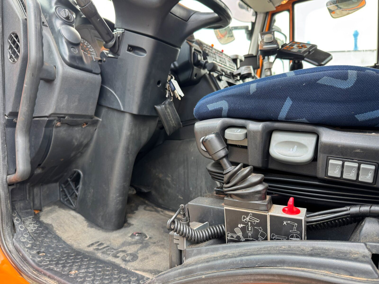 משאית מנוף Iveco TRAKKER Kipper Kran TEREX 85.2 Winterdienst: תמונה 25