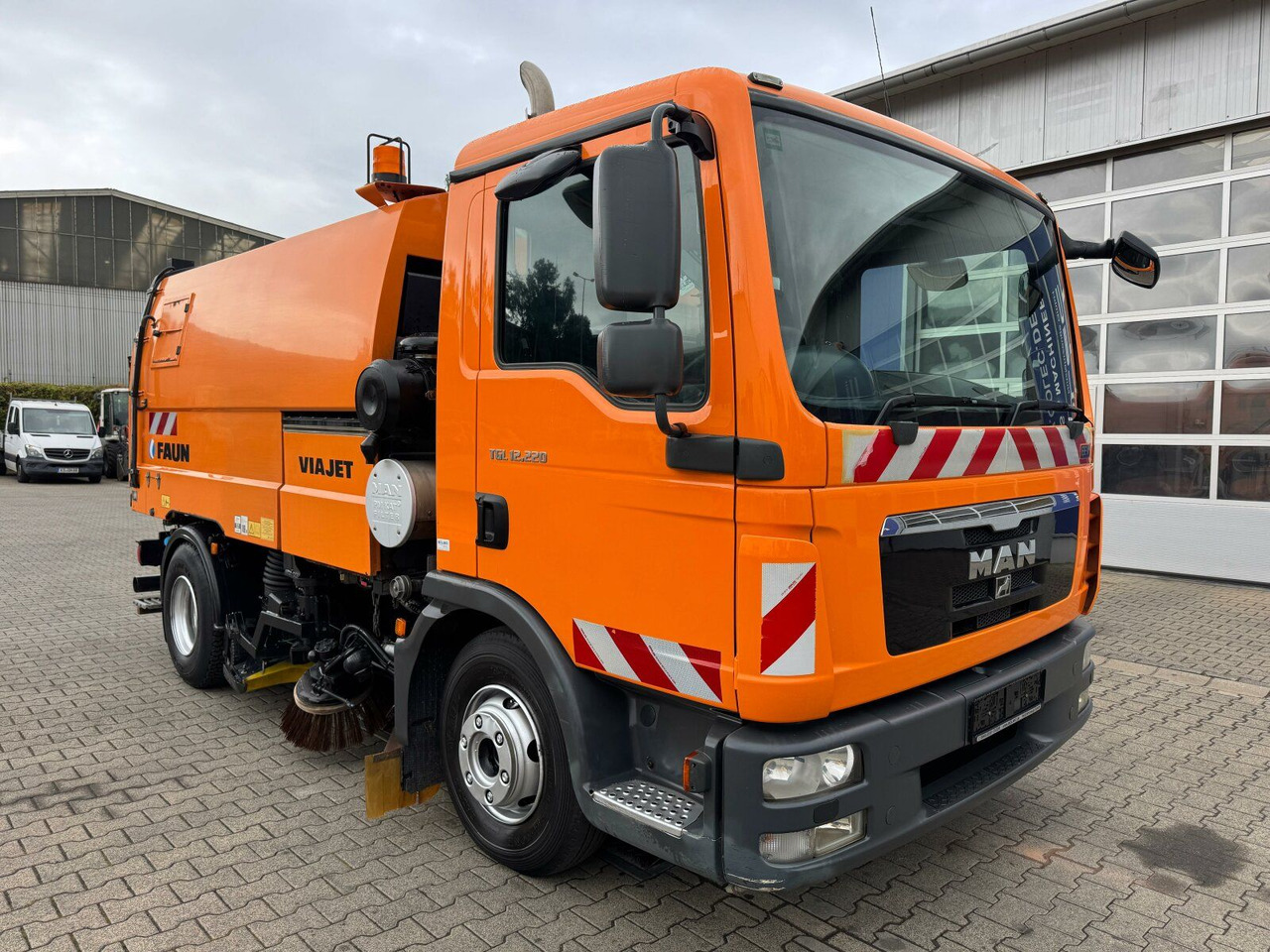 MAN 12.220 4x2 BL Kehrmaschine Viajet 5RHS - מטאטא כבישים: תמונה 1 MAN 12.220 4x2 BL Kehrmaschine Viajet 5RHS - מטאטא כבישים: תמונה 1