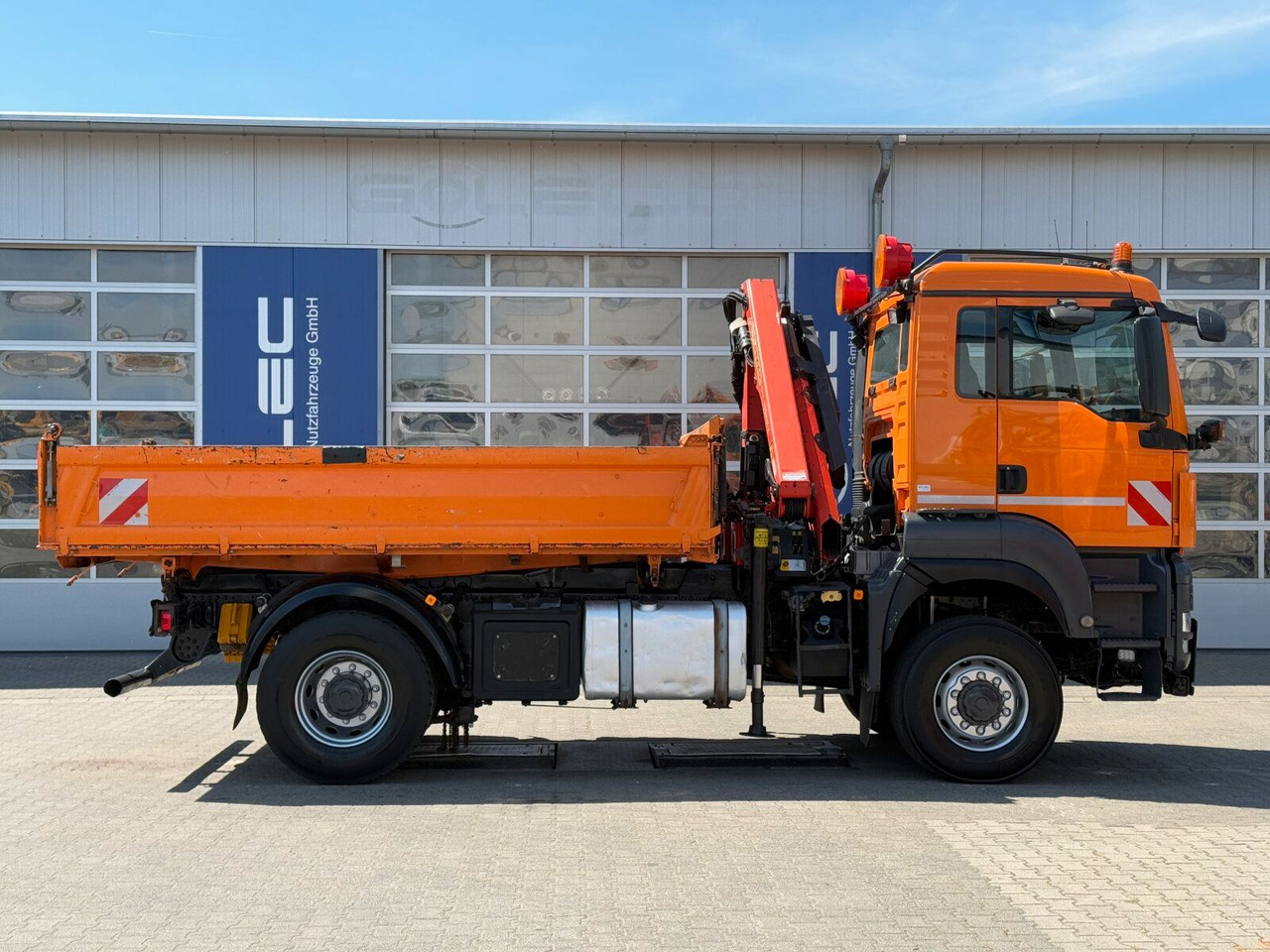 MAN TGA 18.360 4x4 Kipper Kran PALFINGER Winterd. - מזהיר, משאית מנוף: תמונה 2 MAN TGA 18.360 4x4 Kipper Kran PALFINGER Winterd. - מזהיר, משאית מנוף: תמונה 2