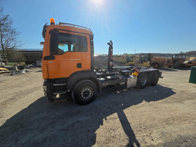 MAN TGS 26.500 6x6H Abrollkipper HIAB - משאית הרמת וו, משאית מנוף: תמונה 1 MAN TGS 26.500 6x6H Abrollkipper HIAB - משאית הרמת וו, משאית מנוף: תמונה 1