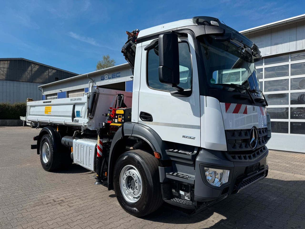 Mercedes-Benz AROCS 1832 4x2 Euro 6 Kipper Kran FASSI F120FB - מזהיר, משאית מנוף: תמונה 1 Mercedes-Benz AROCS 1832 4x2 Euro 6 Kipper Kran FASSI F120FB - מזהיר, משאית מנוף: תמונה 1