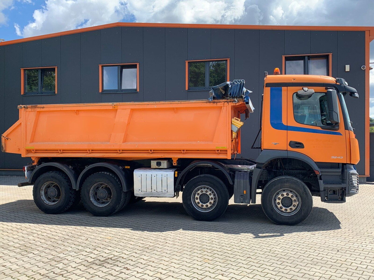 Mercedes-Benz Arocs 3243 8x4 Dreiseitenkipper mit Bordmatik - מזהיר: תמונה 2 Mercedes-Benz Arocs 3243 8x4 Dreiseitenkipper mit Bordmatik - מזהיר: תמונה 2