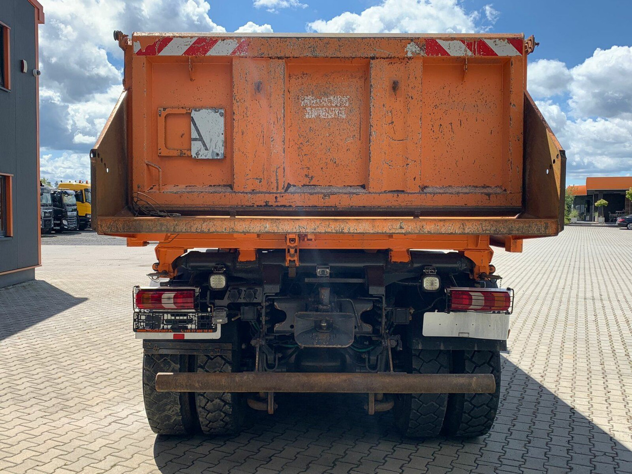 Mercedes-Benz Arocs 3243 8x4 Dreiseitenkipper mit Bordmatik - מזהיר: תמונה 4 Mercedes-Benz Arocs 3243 8x4 Dreiseitenkipper mit Bordmatik - מזהיר: תמונה 4
